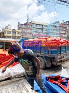 जुगल २ बाट काठमाडौं बस्ने २ सय ५० परिवारले पाए राहत